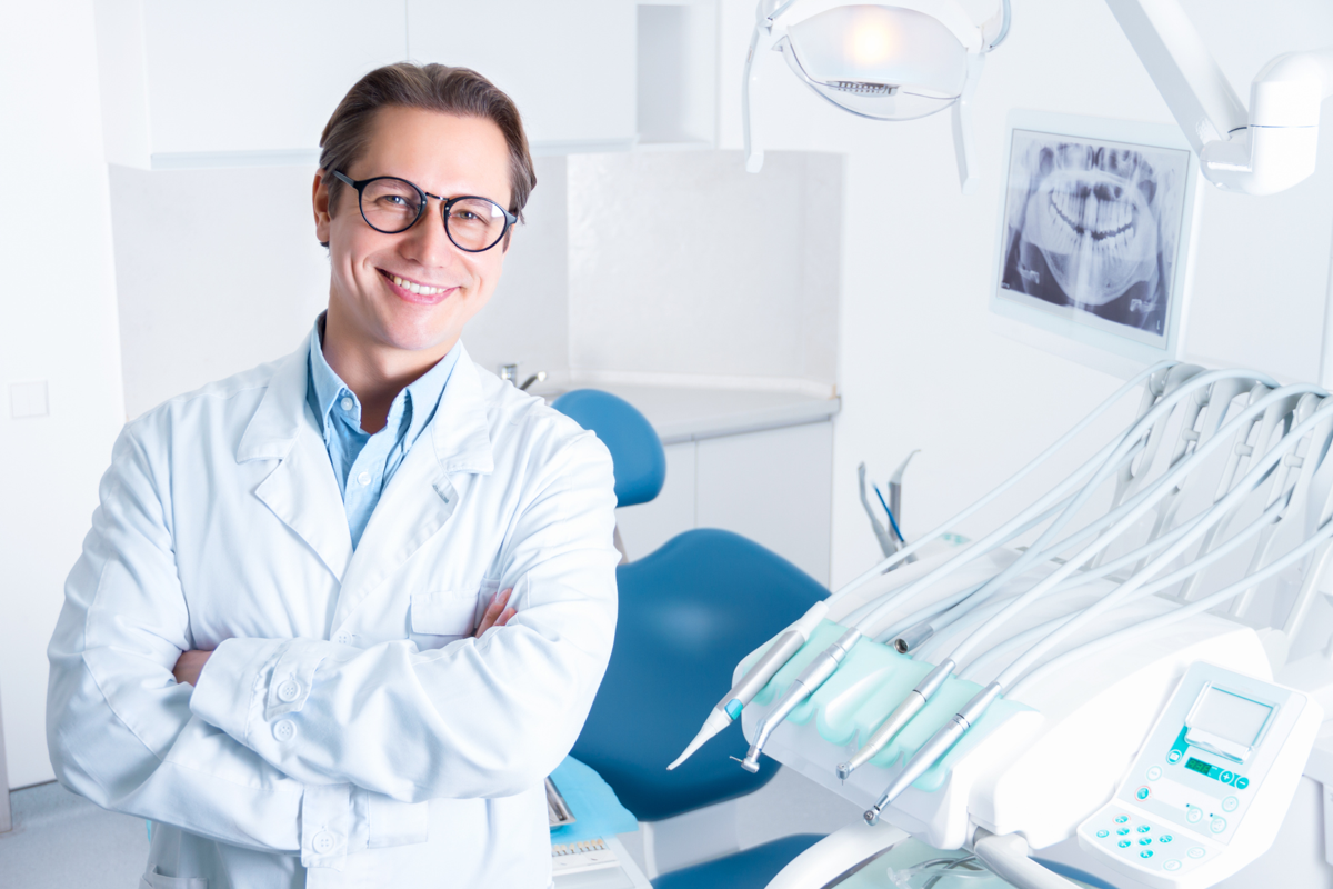 Dentista sorridente em um consultório odontológico moderno