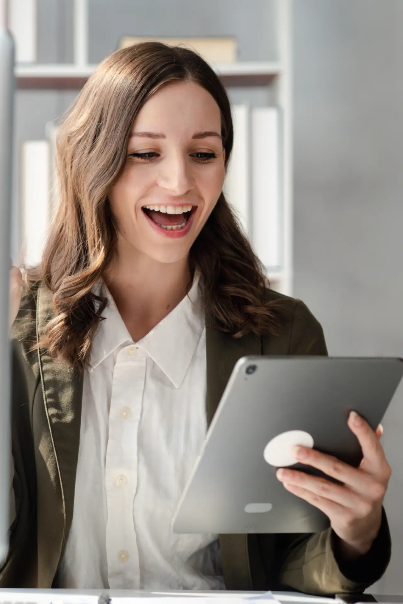 Profissional sorridente segurando um tablet no escritório
