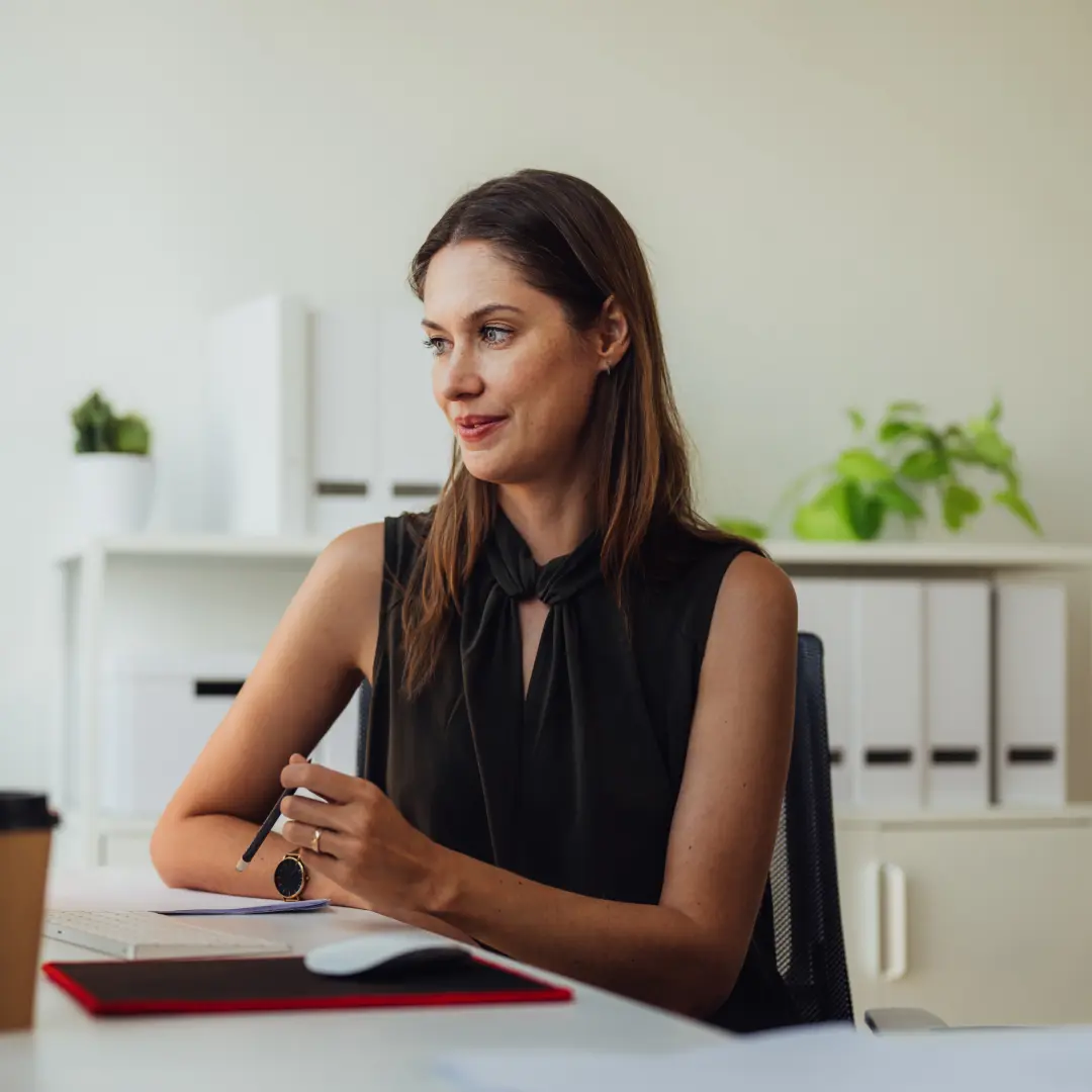 Empreendedora sentada à mesa do escritório