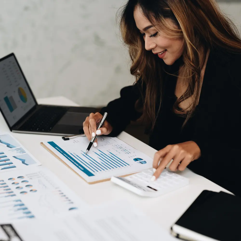 Profissional analisando gráficos e fazendo anotações em relatórios