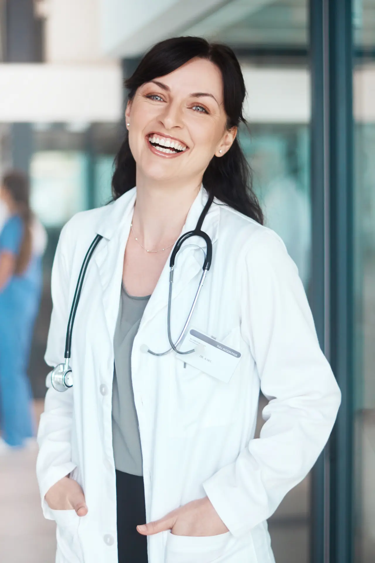 Médica sorridente de jaleco e estetoscópio