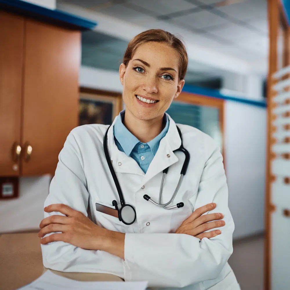 Médica de braços cruzados no consultório