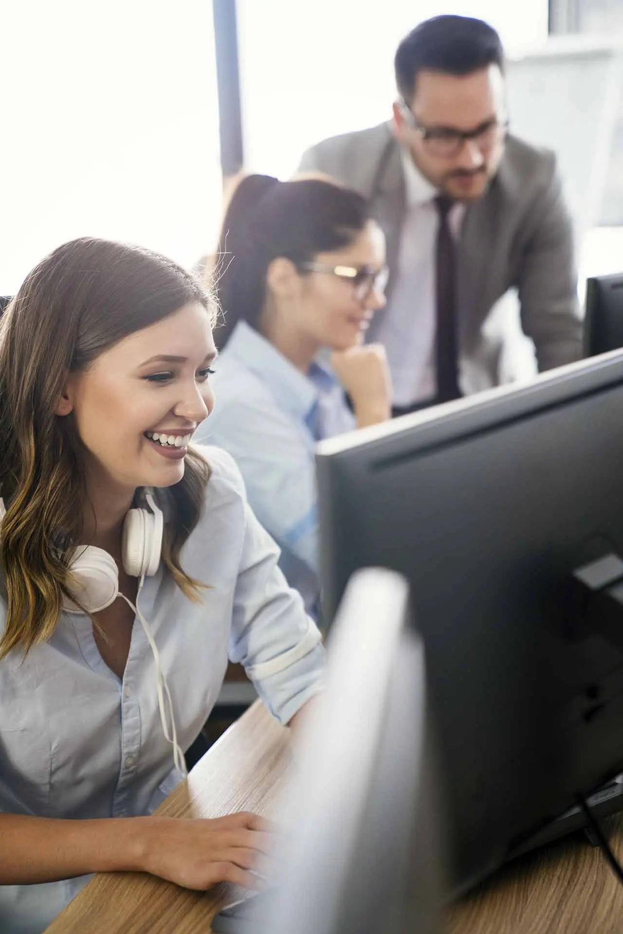 Equipe trabalhando em computadores no escritório