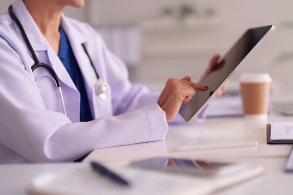 Médico em Salvador satisfeito com a economia de impostos gerada pelo planejamento tributário do Simples Nacional com a DigitalContt.